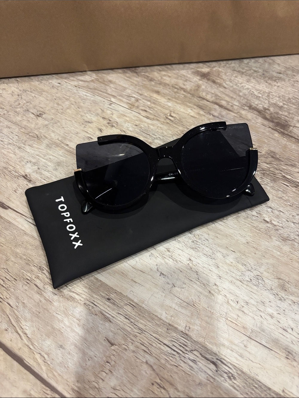 Topfoxx Women's Black Oversized Round Sunglasses with Subtle Gold Accents